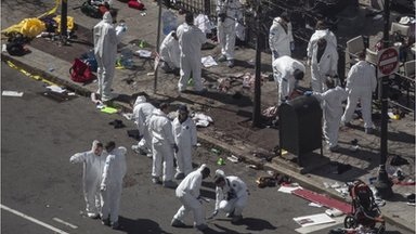 Al-Qaeda đứng sau vụ đánh bom ở Boston? - 1 Các nhà điều tra khám xét hiện trường một vụ nổ bom ở Boston.