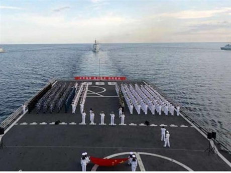 Trung Quốc lại giở chiêu "la làng" trên Biển Đông - 1 Tàu chiến Jinggangshan của Trung Quốc trên Biển Đông.