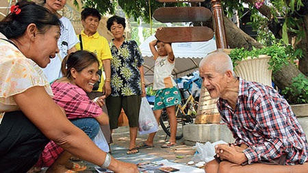 Ông Aiam Cambhiranon trước cổng chùa Wat Rai khing