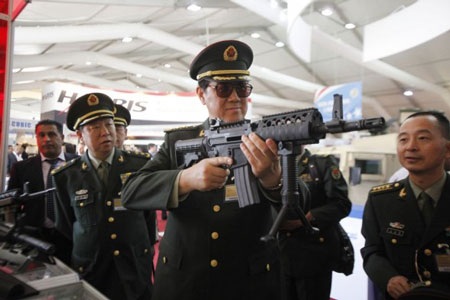 Cuộc chạy đua vũ trang mới ở châu Á: Đông đối Đông - 1 Cùng với kinh tế phát triển, châu Á được coi là cái rốn nhập khẩu vũ khí của thế giới.