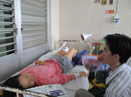 Máy cắt cỏ chém rớt bàn chân một phụ nữ - 2 Chị Oanh đang được điều trị do máy cắt cỏ chém lìa bàn chân