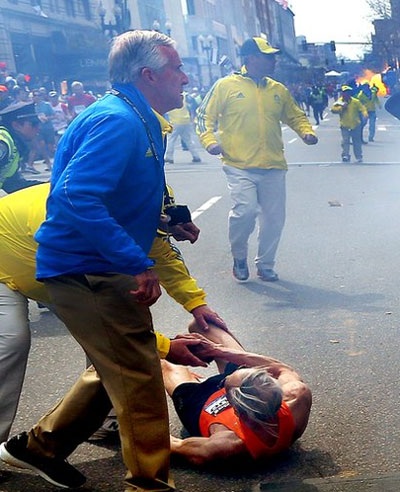 Ít nhất 2 người thiệt mạng và 100 người bị thương trong 2 vụ nổ.