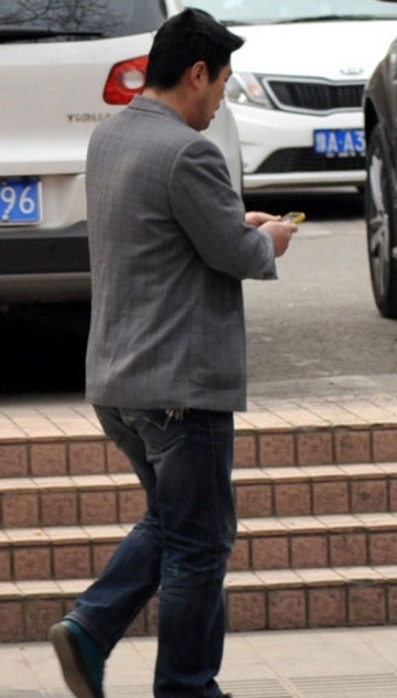 Sau đó người đàn ông này đã đem bán đồ “chôm” được cho một cửa hàng điện thoại cũ gần đó.