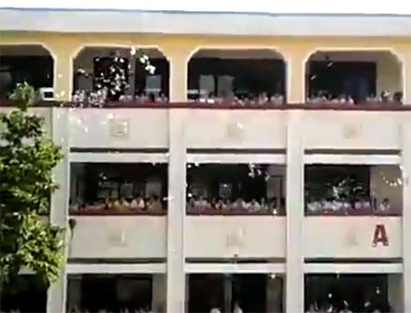 Hàng trăm học sinh xé đề cương Sử xôn xao dân mạng - 1 Đồng loạt hàng trăm học sinh xé đề cương ôn luyện môn Lịch sử thả xuống sân trường