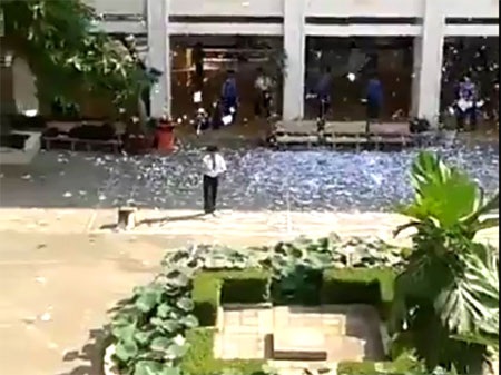 Hàng trăm học sinh xé đề cương Sử xôn xao dân mạng - 2 Học sinh đứng kín ở các dãy hành lang xé giấy