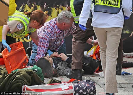 Hình ảnh kinh hoàng tại hiện trường sau 2 vụ nổ bom.