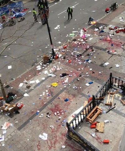 Vết máu có thể nhìn thấy rõ trên vỉa hè, nơi xảy ra vụ nổ.