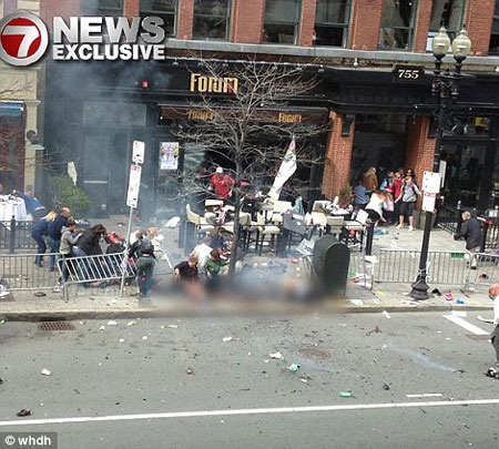 Hình ảnh hé lộ quả bom và nghi phạm trong vụ nổ ở Boston - 6 Và sau khi xảy ra vụ nổ.