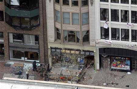 Vết máu có thể nhìn thấy rõ trên vỉa hè, nơi xảy ra vụ nổ.