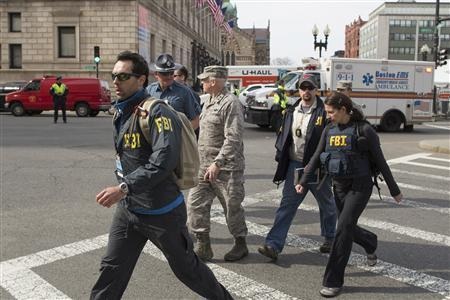 FBI điều tra vụ “khủng bố” ở Boston, thế giới thắt chặt an ninh - 1 Các mảnh vỡ bắn tung tóe tại hiện trường.
