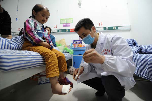 Trung Quốc: Bố khâu miệng con gái - 1 Cô bé hiện đang được điều trị tại bệnh viện địa phương.