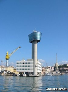 Italia: Tàu đâm đổ tháp điều khiển, 3 người chết, nhiều người bị thương - 1 Tháp điều khiển ở cảng Genoa trước khi bị đâm.