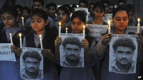 Điệp viên Ấn Độ bị đánh chết trong tù ở Pakistan - 1 Người nhà của Sarabjit Singh cho biết anh đã bị Pakistan kết án nhầm.