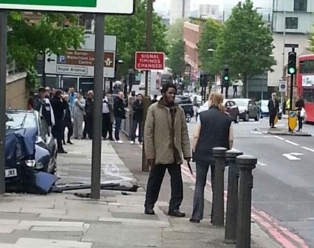 Lính Anh bị chiến binh Hồi giáo giết dã man giữa London - 6 Một trong 2 kẻ thực hiện vụ tấn công dã man trên phố London.
