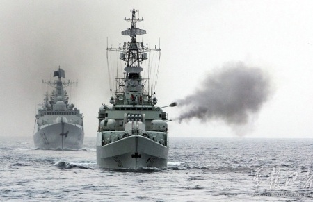 Xuồng máy chở binh lính Trung Quốc trong đợt tập trận diễn ra hôm 28/3 .