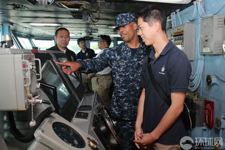 Siêu hạm chỉ huy của Mỹ diễu qua Biển Đông - 3 Thủy thủ Nhật nghe giới thiệu trên Blue Ridge