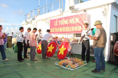 Lễ tưởng niệm các liệt sĩ hi sinh ở đảo Gạc ma năm 1988.