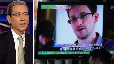 "Người hùng" Snowden là gián điệp của Trung Quốc? - 1 Nhà phân tích Chang (trái) cho rằng nhiều khả năng Snowden (phải) là gián điệp cho Trung Quốc.