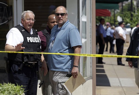 Cảnh sát điều tra hiện trường vụ việc.