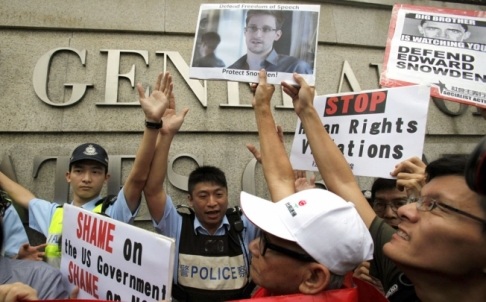 Cuộc chiến gián điệp mạng Mỹ-Trung - 1 Người ủng hộ kẻ tố giác Snowden hướng về tổng lãnh sự quán Mỹ ở Hồng Kông ngày 13/6.