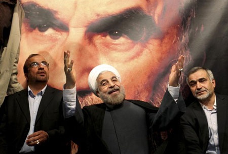 Giáo sỹ ôn hòa đắc cử Tổng thống Iran - 1 Hassan Rowhani (giữa) là nhân vật ôn hòa được những người chủ trương cải cách ủng hộ.