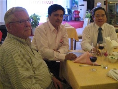 Giáo sư Carl Thayer và câu chuyện Hoàng Sa - 1 GS Thayer (bên trái) tại Quảng Ngãi .