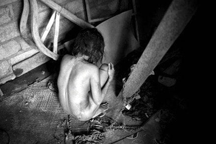 Chuyện những người bị “quỷ ám” giữa đảo thiên đường - 2 Komang - người đã bị gia đình xích lại suốt 8 năm qua.