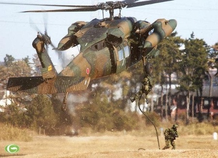 Lính đặc nhiệm Nhật diễn tập đổ bộ tấn công đường không.