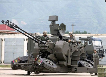 Binh sỹ nạp đạn cho súng bắn pháo phòng không hai nòng PG9935mm.