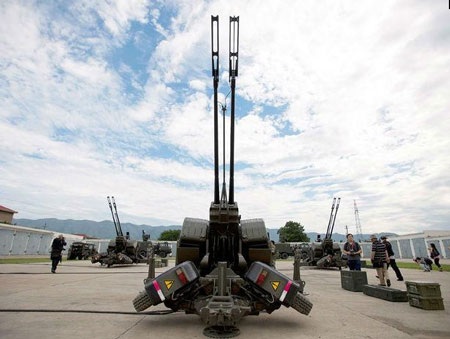 Các nhà báo có dịp tiếp xận súng bắn pháo phòng không hai nòng PG99 35mm