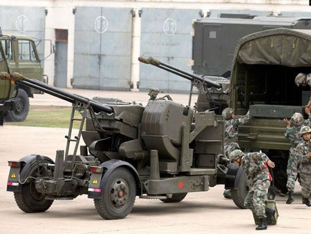 Các nhà báo có dịp tiếp xận súng bắn pháo phòng không hai nòng PG99 35mm