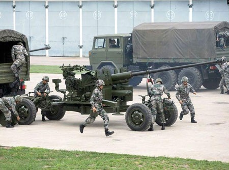 Binh sỹ chuẩn bị súng bắn pháo phòng không PG59 57mm cho cuộc biểu diễn trước các nhà báo.