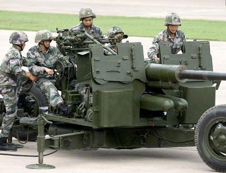 Binh sỹ điều khiển súng bắn pháo phòng không PG59 57mm