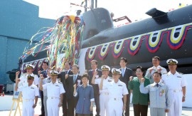 Hàn Quốc hạ thủy tàu ngầm 1.800 tấn thứ tư - 1 Tổng thống Hàn Quốc Park Geun-hye tham dự lễ cắt băng hạ thủy tàu ngầm Kim Jwa-jin