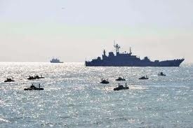 Cơ động các xe thiết giáp từ tàu đổ bộ vào bờ.