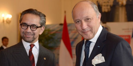Ngoại trưởng Pháp Laurent Fabius (phải) và người đồng cấp Indonesia Marty Natalegawa