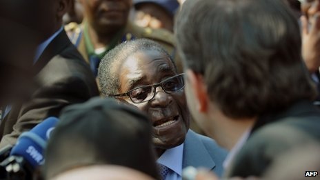 Tổng thống 89 tuổi của Zimbabwe tái đắc cử nhiệm kỳ 7 - 1 Ông Mugabe dẫn dắt Zimbabwe từ khi nước này giành được độc lập vào năm 1980.