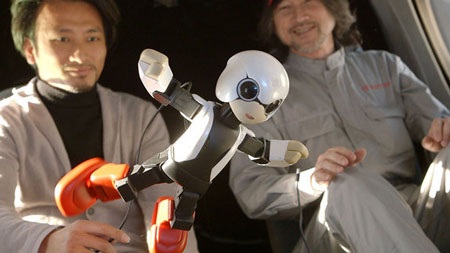Nhật đưa robot biết nói lên trạm vũ trụ - 1 Kirobo được luyện tập trong tình trạng không trọng lượng, chuẩn bị cho chuyến bay.