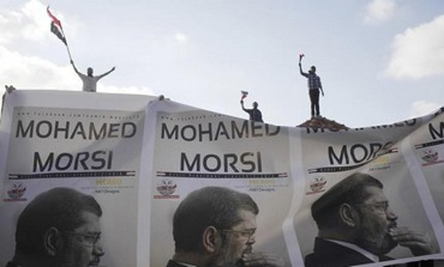 Người biểu tình giương biểu ngữ ủng hộ ông Morsi. Ảnh: Reuters