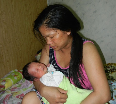 Nỗi lòng của bà mẹ Việt sinh con trong hoạn nạn ở Nga - 1 Bé ngủ ngon trên tay mẹ.