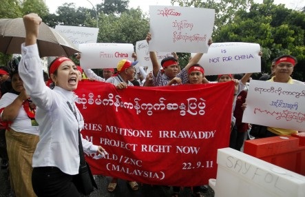 Người dân Myanmar biểu tình phản đối các dự án của Trung Quốc. Ảnh: Reuters.