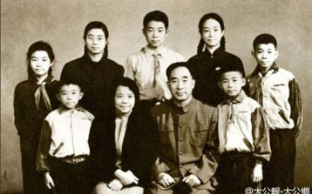 Hình ảnh chính trị gia "ngã ngựa" Bạc Hy Lai tại tòa - 14 Ông Bạc Hy Lai (góc xa bên phải) trong bức ảnh chụp gia đình.