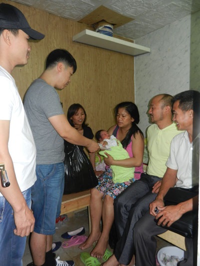 Nỗi lòng của bà mẹ Việt sinh con trong hoạn nạn ở Nga - 2 Đại diện Hội đồng hương Nghệ An trao món quà tình nghĩa cho mẹ con cô Nguyễn Thị Loan.