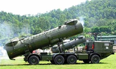 Tổ hợp tên lửa Redut sử dụng tên lửa P-35 .