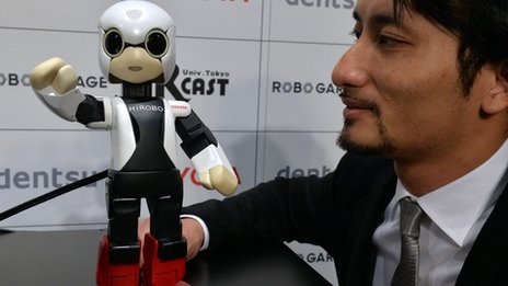 Nhật đưa robot biết nói lên trạm vũ trụ - 3 Kirobo và cha đẻ của mình Tomotaka Takahashi.
