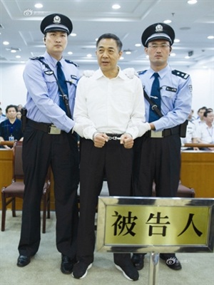 Bạc Hy Lai bị còng tay sau khi bị tuyên án .