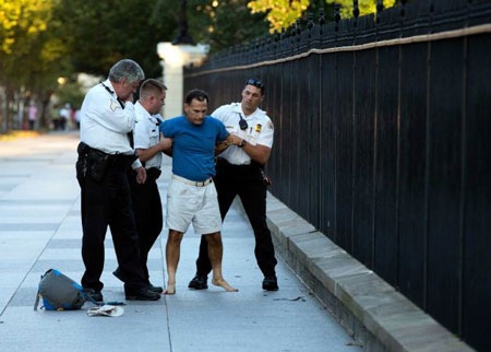 Nhà Trắng báo động an ninh vì bị ném pháo hoa - 1 Các nhân viên mật vụ Mỹ bắt người đàn ông đã ném pháo hoa qua hàng rào Nhà Trắng.