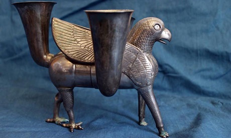 Tổng thống Iran mang về nước món quà đặc biệt của Mỹ - 1 Chiếc chén cổ được cho là Mỹ trao trả cho Iran.