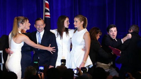 Kẻ lạ mặt bị các nhân viên an ninh đưa ra khỏi sân khấu.