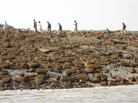 Thăm đảo “mọc” nửa giờ sau động đất